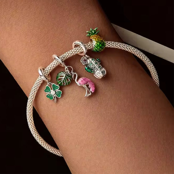 Detailreicher Ananas Charm aus 925er Silber mit goldgelber Emaille – tropisches Schmuckstück als Symbol für Lebensfreude und Gastfreundschaft.