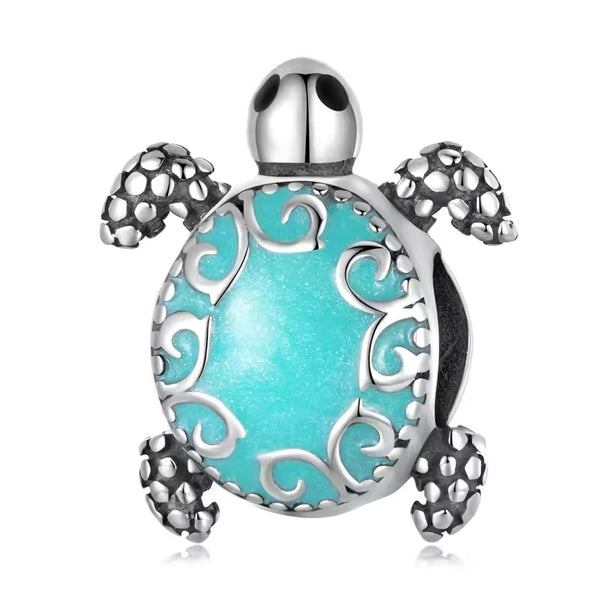 Schildkröten Charm aus 925er Silber mit feinem Panzer-Design – symbolisiert Ruhe, Schutz und ein langes Leben als maritimes Schmuckstück.