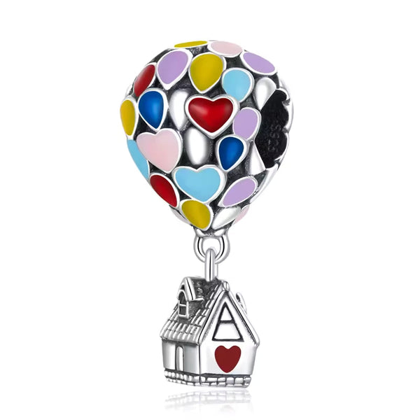 Bunter Heißluftballon Charm aus 925er Silber mit Emaille – farbenfrohes Schmuckstück als Symbol für Freiheit, Aufbruch und Träume.