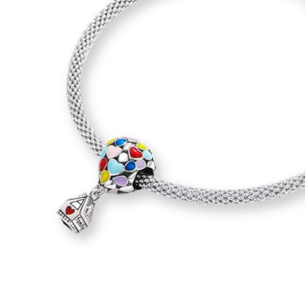 Bunter Heißluftballon Charm aus 925er Silber mit Emaille – farbenfrohes Schmuckstück als Symbol für Freiheit, Aufbruch und Träume.
