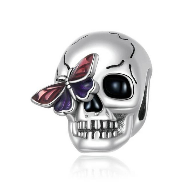 Halloween-Totenkopf Charm aus 925er Silber mit Schmetterling als Auge – detailreiches Schmuckstück als Symbol für Wandel, Stärke und Transformation.