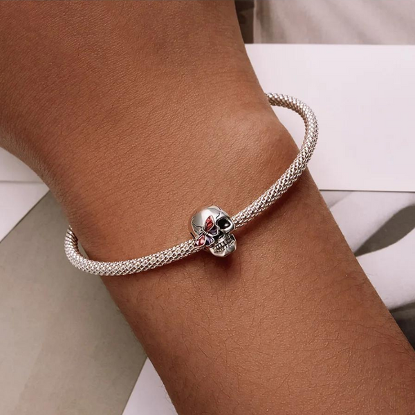 Totenkopf Charm aus 925er Silber mit Schmetterling als Auge – detailreiches Schmuckstück als Symbol für Wandel, Stärke und Transformation.