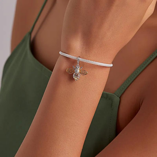 Honigbiene Charm aus 925er Silber – filigranes Symbol für Fleiß & Glück. Perfekt für Charm-Armbänder & als bedeutungsvolles Geschenk. 🐝✨