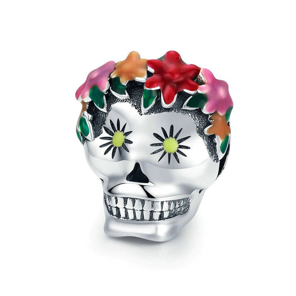 Halloween-Calavera Totenkopf Charm aus 925er Silber mit Blumen auf dem Kopf – inspiriert vom Día de los Muertos, Symbol für Leben, Erinnerung und kulturellen Stolz.