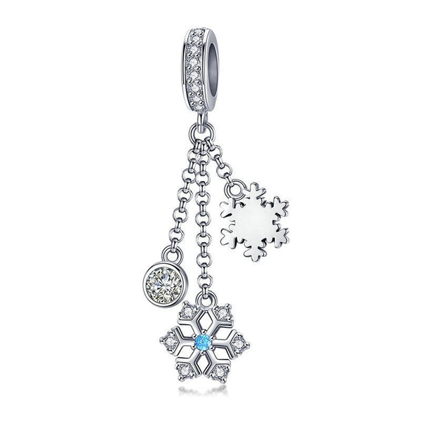 Schneeflocken Charm-Anhänger aus 925er Silber mit drei filigranen Flocken – tragbar am Armband oder als Kettenanhänger, inspiriert vom Winter.