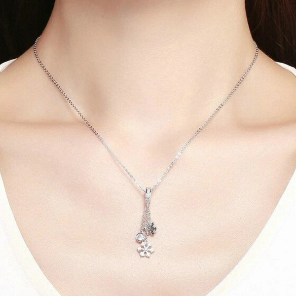 Schneeflocken Charm-Anhänger aus 925er Silber mit drei filigranen Flocken – tragbar am Armband oder als Kettenanhänger, inspiriert vom Winter.