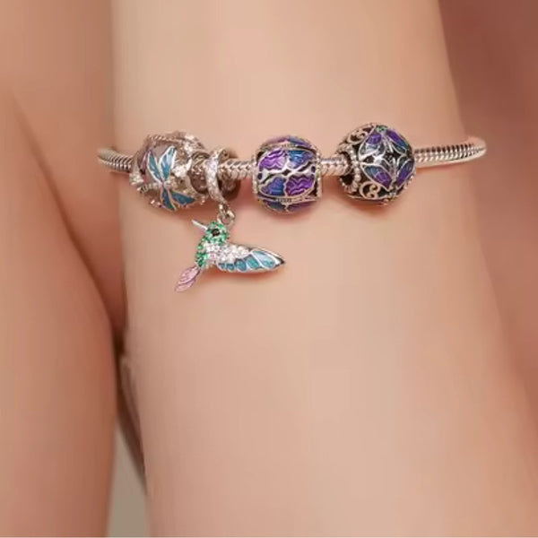 Eisvogel Charm-Anhänger aus 925er Silber mit vielen bunten Kristallen – farbenfrohes Schmuckstück für Leichtigkeit, Glück und positive Energie.