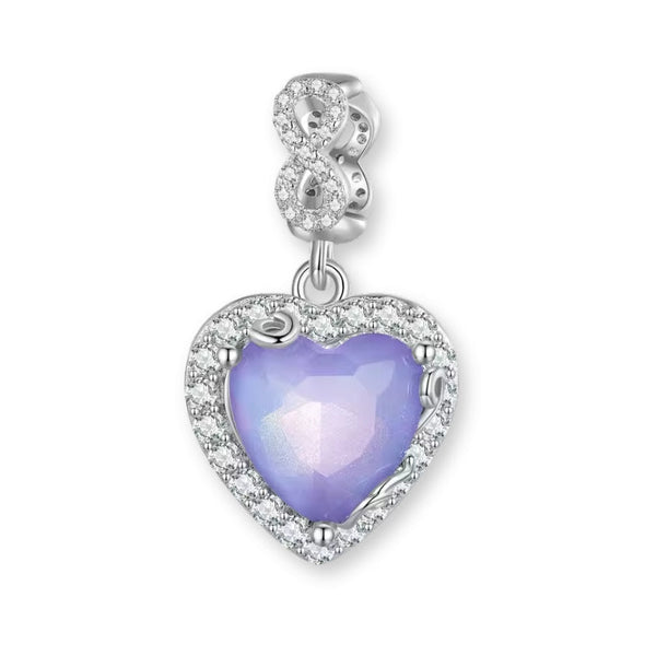 Lila Kristall Herz Charm aus 925er Silber – vielseitiger Anhänger mit violettem Herz in der Mitte, umrahmt von weißen Kristallen, tragbar an Armband oder Kette.
