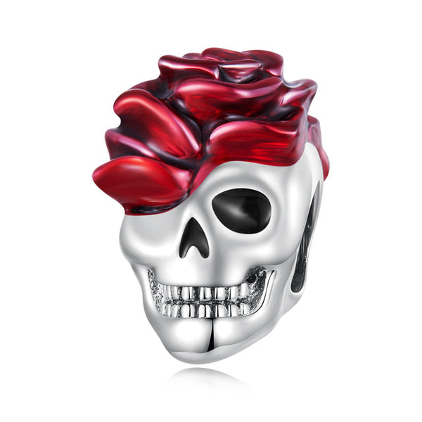 Halloween-Totenkopf Charm aus 925er Silber mit roter Rose im Gesicht als Auge – bedeutungsvoller Anhänger für Liebe, Vergänglichkeit und Stärke.