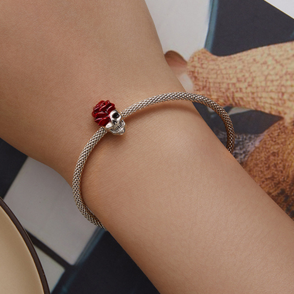 Halloween-Totenkopf Charm aus 925er Silber mit roter Rose im Gesicht als Auge – bedeutungsvoller Anhänger für Liebe, Vergänglichkeit und Stärke.