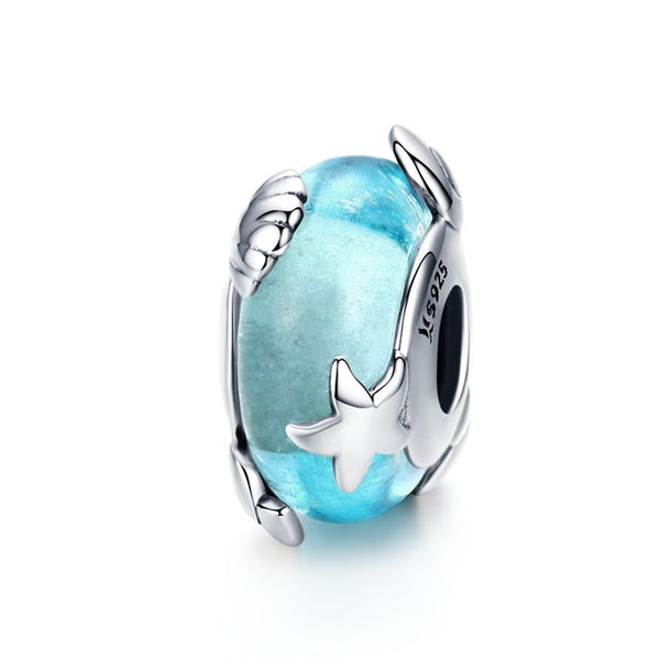 Türkisblauer Ozean Perle Charm mit filigranen Muschelmotiven – inspiriert von der Schönheit des Meeres. Perfekt für Meeresfans & Schmuckliebhaber. 🌊🐚✨