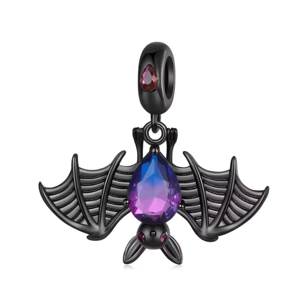 Fledermaus Charm aus 925er Silber mit farbigem Kristallbauch – mystischer Anhänger für Halloween, Gothic-Looks & magische Nächte.