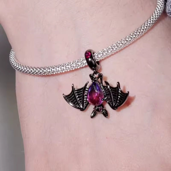 Fledermaus Charm aus 925er Silber mit farbigem Kristallbauch – mystischer Anhänger für Halloween, Gothic-Looks & magische Nächte.