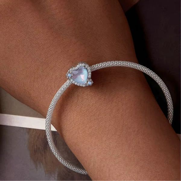 Herz Schneezauber Charm aus 925er Silber mit Blue Ice Kristall, umrahmt von Schneeflocken und kleinen Kristallen – perfekter Winteranhänger fürs Charm-Armband.