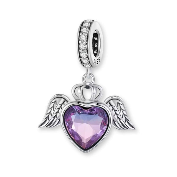 Flügel Herz Charm aus 925er Silber mit lila Kristallherz und silbernen Engelsflügeln – emotionales Schmuckstück für Liebe, Schutz und Erinnerung.