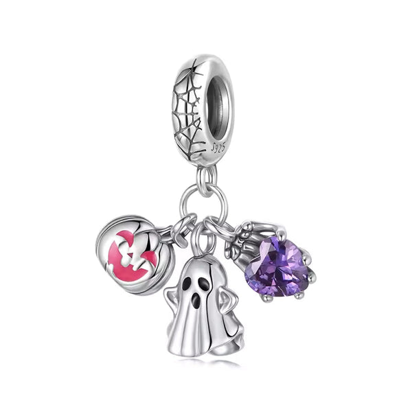 Halloween Charm-Anhänger aus 925er Silber mit Kürbis, Gespenst und Skelett-Hand, die ein Herz hält – verspielter Schmuck für Halloween-Fans.