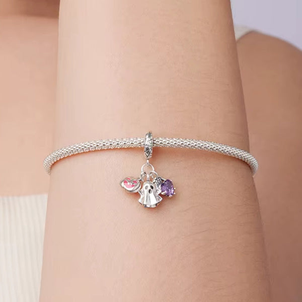 Halloween Charm-Anhänger aus 925er Silber mit Kürbis, Gespenst und Skelett-Hand, die ein Herz hält – verspielter Schmuck für Halloween-Fans.