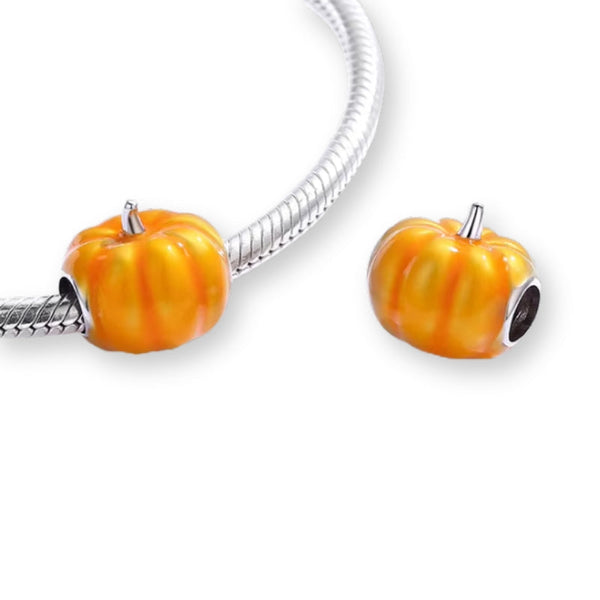 Leuchtend oranger Kürbis Charm aus 925er Silber – herbstlicher Anhänger mit Emaille für Kürbisfans, Halloween & Herbstfreude.
