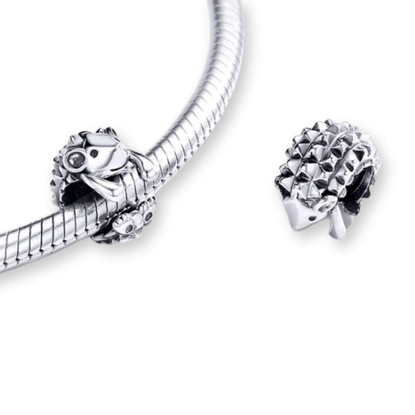 Igel Charm aus 925er Silber ohne Kristalle – liebevoll gestalteter Tieranhänger als Symbol für Schutz, Achtsamkeit und innere Stärke.