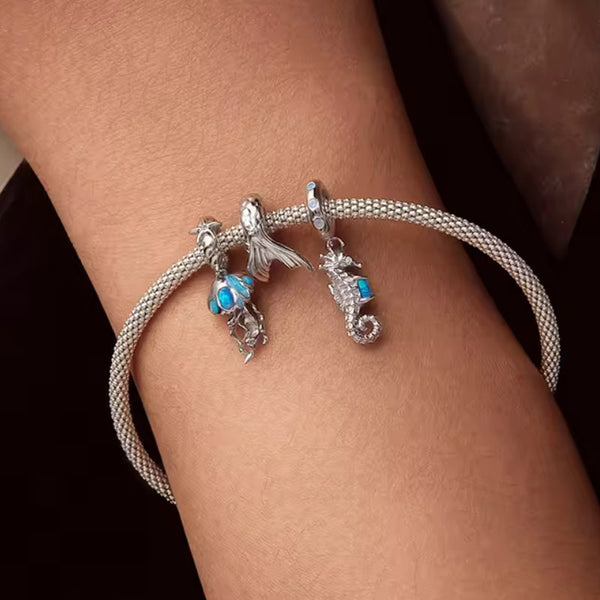 Quallen Charm-Anhänger aus 925er Silber – edles Design mit fließenden Tentakeln, inspiriert von der Schönheit des Ozeans. Perfekt für Meeresliebhaber. 🌊✨