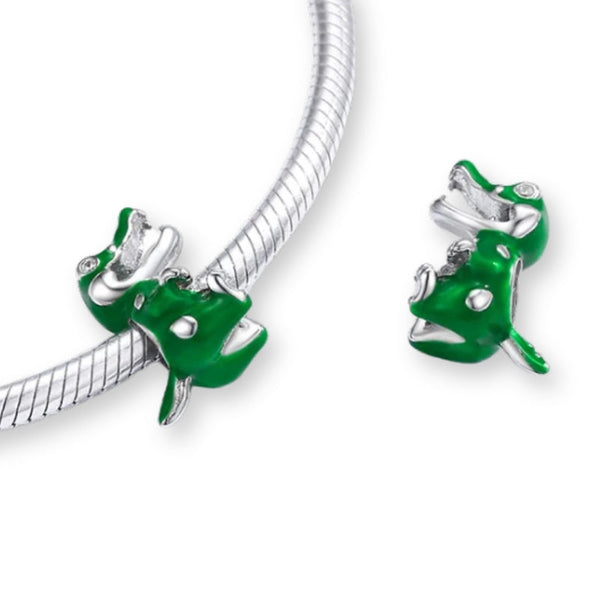 Grünes Krokodil Charm aus 925er Silber mit Kristallaugen und geöffnetem Maul – verspielter Tieranhänger als Symbol für Stärke & Humor.