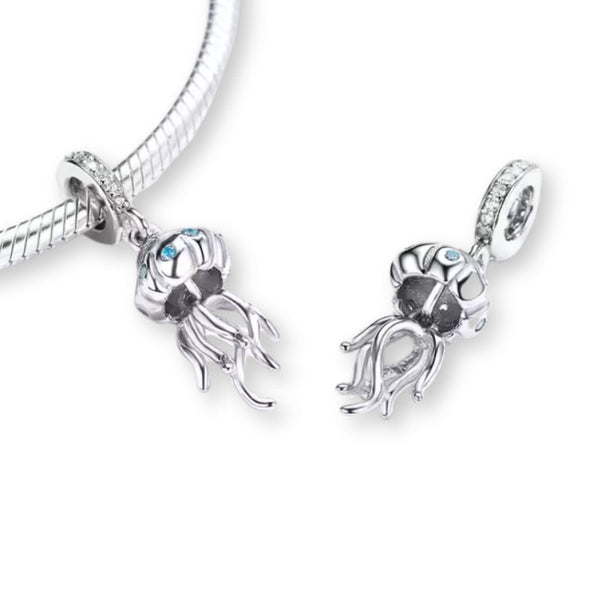 Quallen Charm-Anhänger aus 925er Silber – edles Design mit fließenden Tentakeln, inspiriert von der Schönheit des Ozeans. Perfekt für Meeresliebhaber. 🌊✨