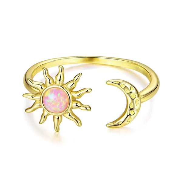 Größenverstellbarer Sonnen Mond Ring aus 925er Sterlingsilber mit Opal-Effekt in Goldoptik für Damen.
