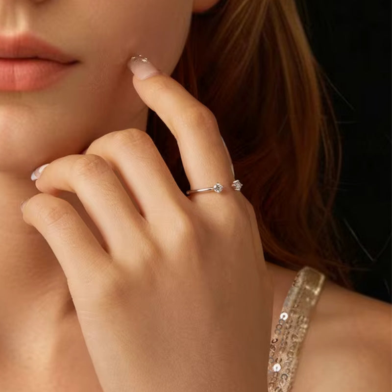 Größenverstellbarer Damen Fingerring aus 925er Sterlingsilber mit mehreren Moissanite – eleganter Schmuck mit diamantähnlichem Funkeln.