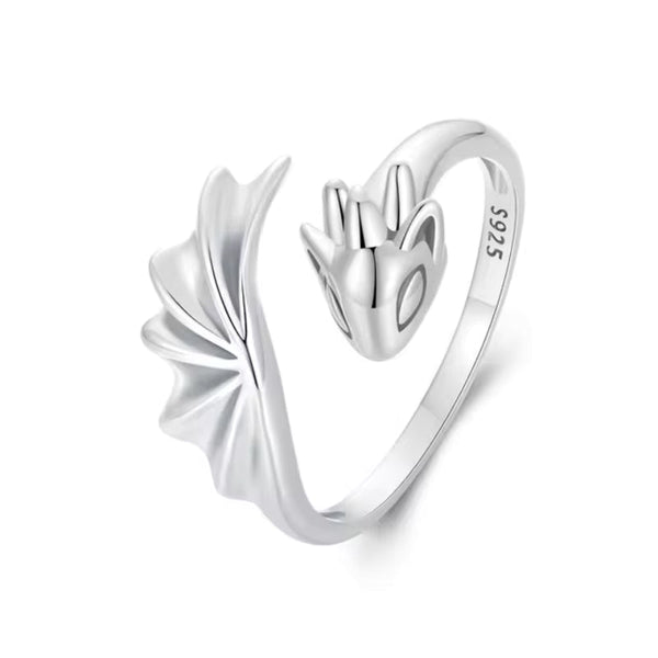 Fingerring Drache aus 925er Silber, detailreich und größenverstellbar, symbolisiert Stärke und Weisheit, präsentiert auf einem weißen Hintergrund.