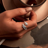 Fingerring Drache aus 925er Silber, detailreich und größenverstellbar, symbolisiert Stärke und Weisheit, präsentiert auf einem weißen Hintergrund.