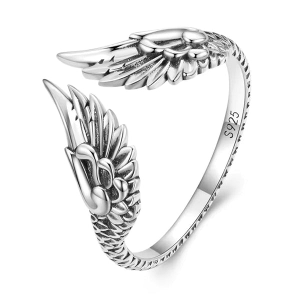 Fingerring Engel aus 925er Silber, filigran und verstellbar, symbolisiert Schutz und Liebe, präsentiert auf einem weißen Hintergrund.