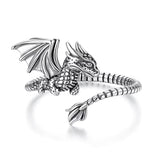 Fingerring Drache aus 925er Silber, detailreich und größenverstellbar, symbolisiert Stärke und Weisheit, präsentiert auf einem weißen Hintergrund.