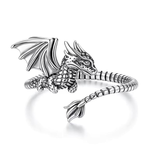 Fingerring Drache aus 925er Silber, detailreich und größenverstellbar, symbolisiert Stärke und Weisheit, präsentiert auf einem weißen Hintergrund.