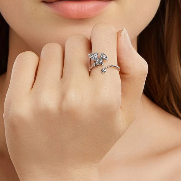 Fingerring Drache aus 925er Silber, detailreich und größenverstellbar, symbolisiert Stärke und Weisheit, präsentiert auf einem weißen Hintergrund.