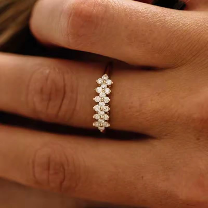 Moissanite Fingerring aus vergoldetem 925er Silber – nachhaltige Alternative zum Diamanten, luxuriöser Solitärring in Goldoptik.