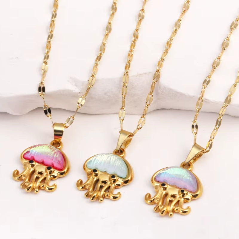 Goldene Quallen Halskette aus wasserfestem Edelstahl mit schimmerndem Anhänger in Lila, Mintblau oder Pink inklusive Halskette.
