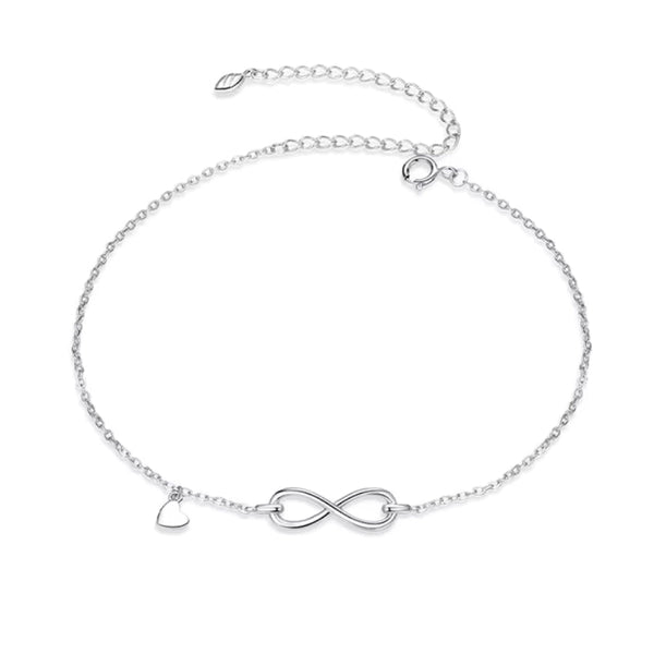 Silbernes Fußkettchen mit Unendlichkeitszeichen – zarter Schmuck mit Bedeutung für Sommer, Liebe & Verbundenheit.
