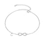Silbernes Fußkettchen mit Unendlichkeitszeichen – zarter Schmuck mit Bedeutung für Sommer, Liebe & Verbundenheit.