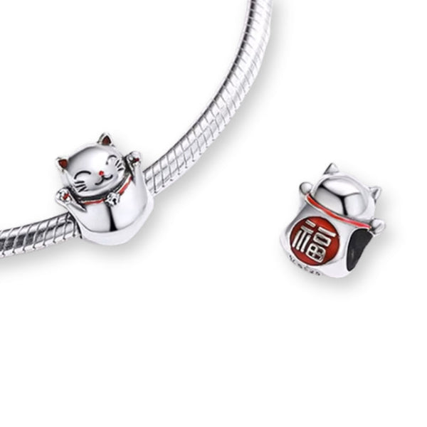 Winke-Katze Charm – Glückskatze Anhänger in Charmform, als Glücksbringer mit erhobener Pfote, liebevoll gestaltet.