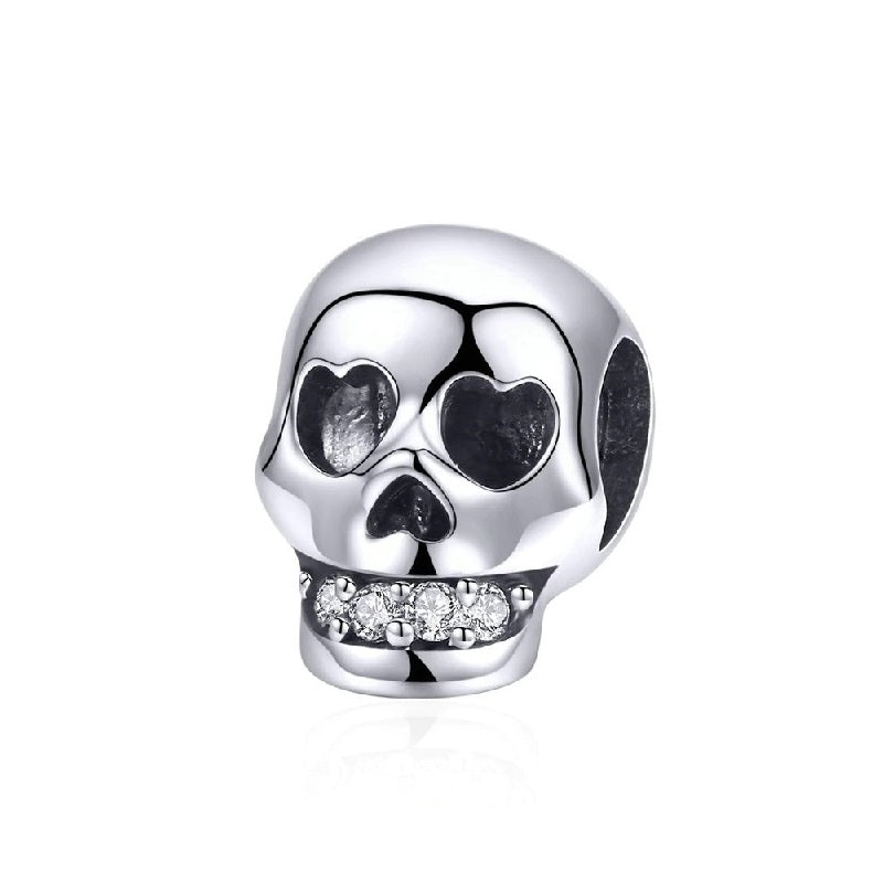 Totenkopf Skull Charm aus 925er Silber mit glitzernden Kristallzähnen – kraftvoller, funkelnder Anhänger für Mut, Wandel und Individualität.