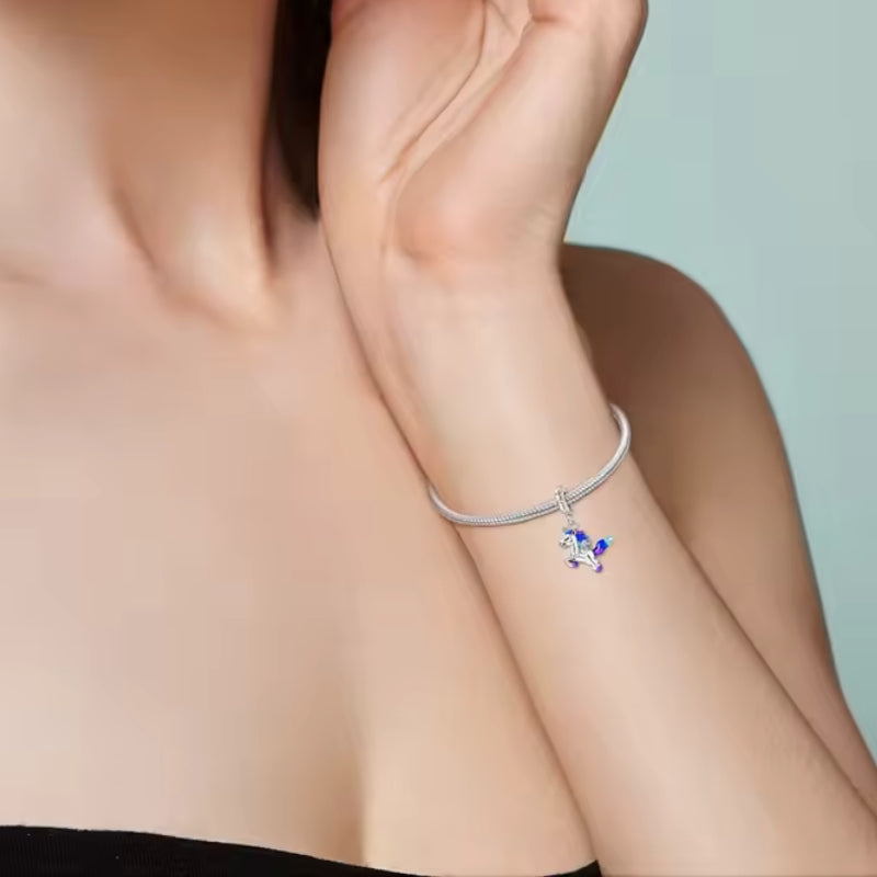 Bunter Einhorn Charm aus 925er Silber – farbenfroh, verspielt und magisch für dein Charm-Armband.