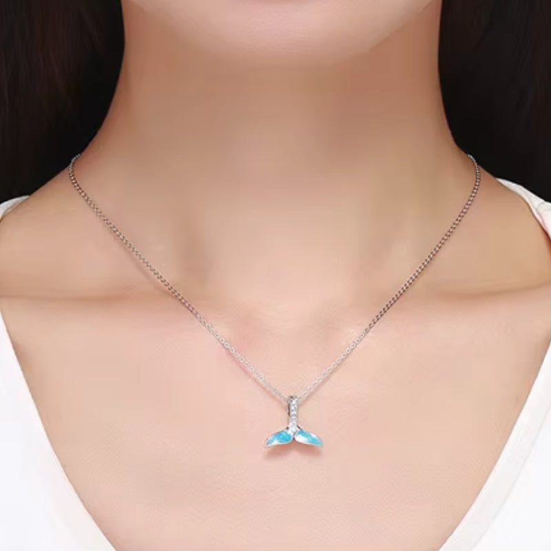 Wal Flossen Charm-Anhänger aus 925er Silber mit blauer Emaille und weißen Kristallen – tragbar am Armband oder an der Kette, inspiriert vom Meer.