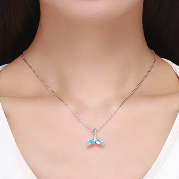 Wal Flossen Charm-Anhänger aus 925er Silber mit blauer Emaille und weißen Kristallen – tragbar am Armband oder an der Kette, inspiriert vom Meer.