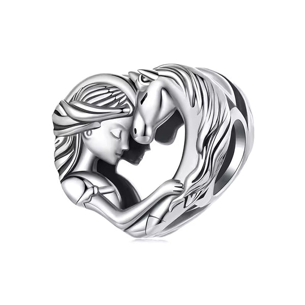 Herz Charm 925er Sterlingsilber mit Pferdemädchen und Pferd Kopf an Kopf – Schmuck für Reiterinnen und Pferdeliebhaber.