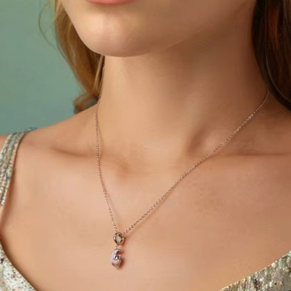 Katzen Charm mit baumelnder Katze an rosa Halbmond– zauberhaft, verspielt und elegant für Charm-Halskette.