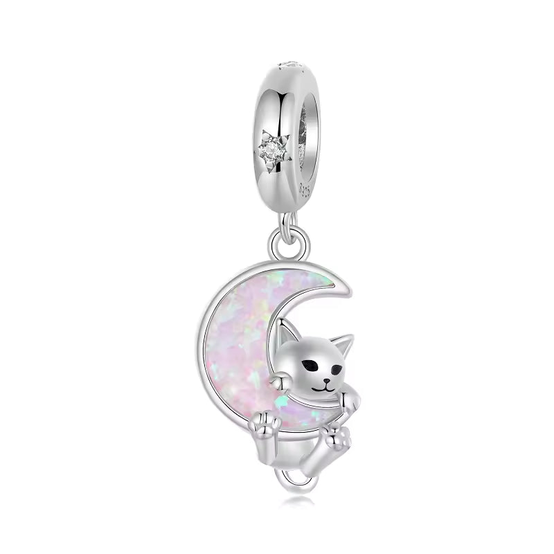 Katzen Charm mit baumelnder Katze an rosa Halbmond-Opal – zauberhaft, verspielt und elegant für Charm-Armbänder.