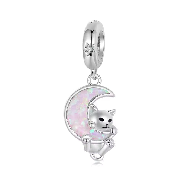 Katzen Charm mit baumelnder Katze an rosa Halbmond-Opal – zauberhaft, verspielt und elegant für Charm-Armbänder.