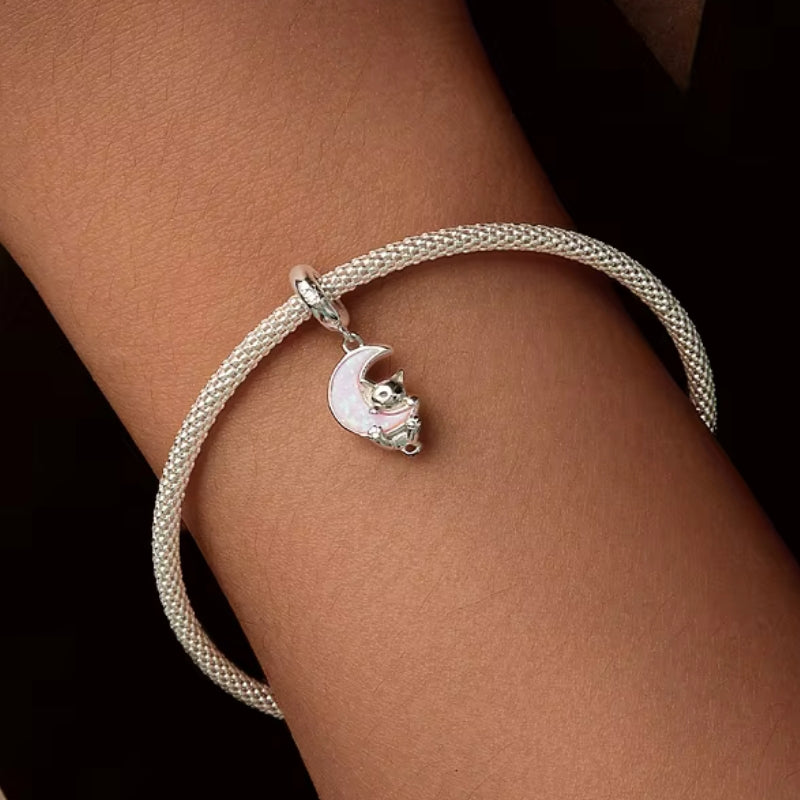Katzen Charm mit baumelnder Katze an rosa Halbmond-Opal – zauberhaft, verspielt und elegant für Charm-Armbänder.