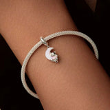 Katzen Charm mit baumelnder Katze an rosa Halbmond-Opal – zauberhaft, verspielt und elegant für Charm-Armbänder.