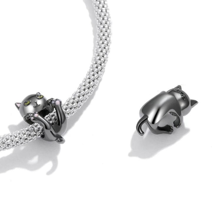 Verspielte schwarze Katze als Charm – baumelnd am Armband, humorvoll & liebevoll gestaltet, ideal für Katzenfans.